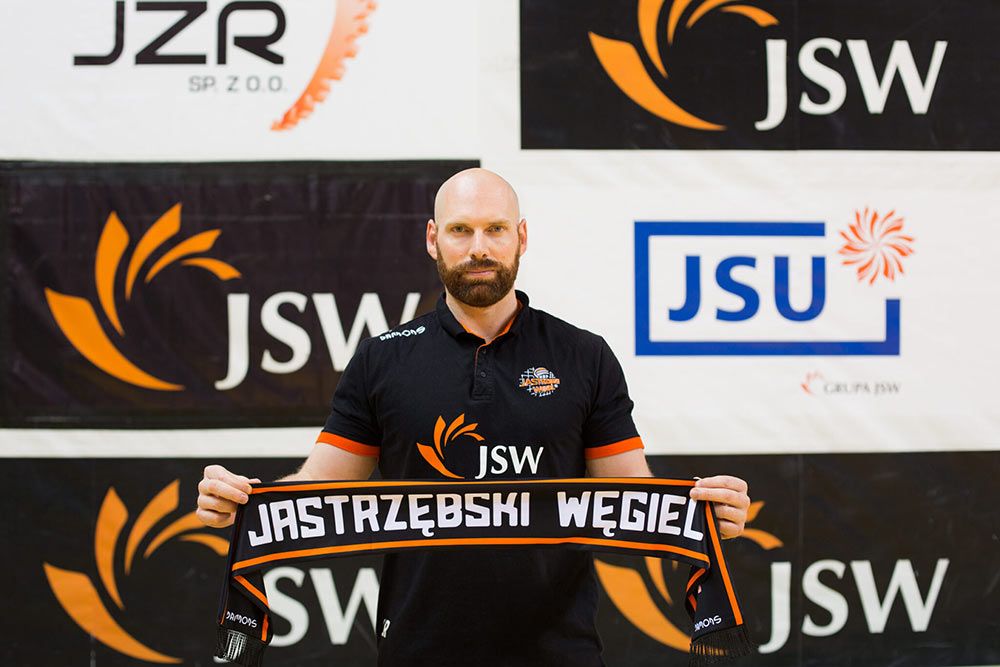 Luke'a Reynoldsa z szalikiem Jastrzębskiego Węgla.