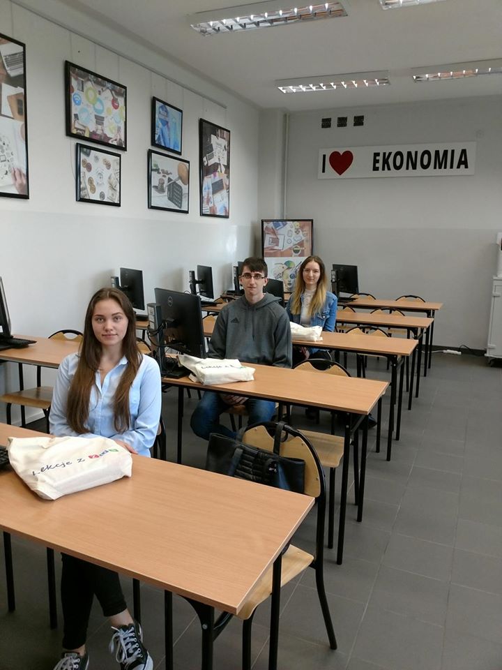 Zdjęcie klasy ekonomicznej "Korfantego" - uczniowie w ławkach, w tle napis "I love ekonomia"