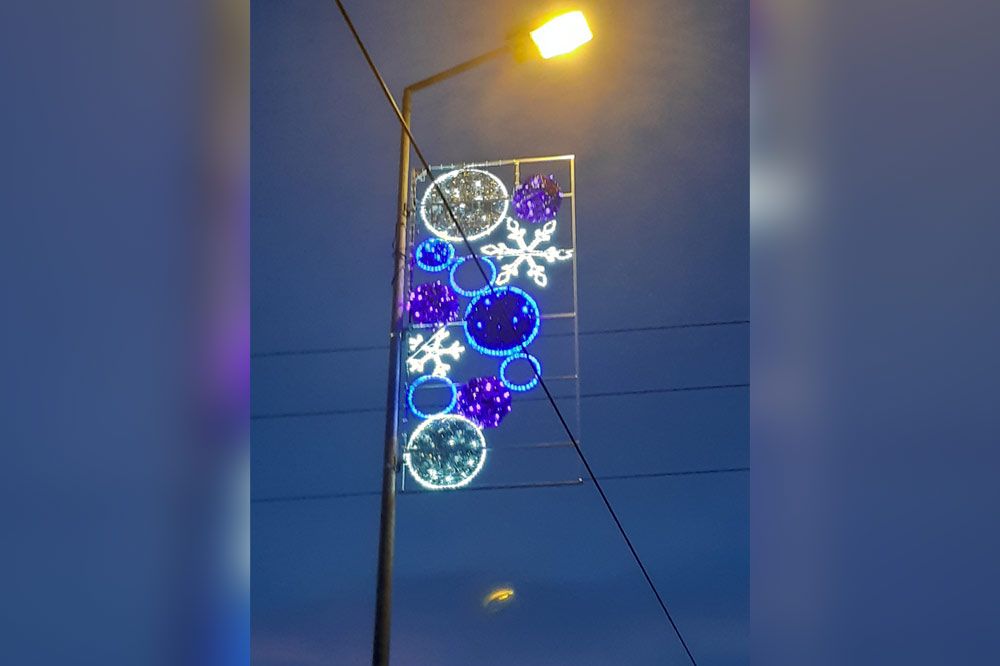 Na zdjęciu słup oświetleniowy z dekoracją świetlną.