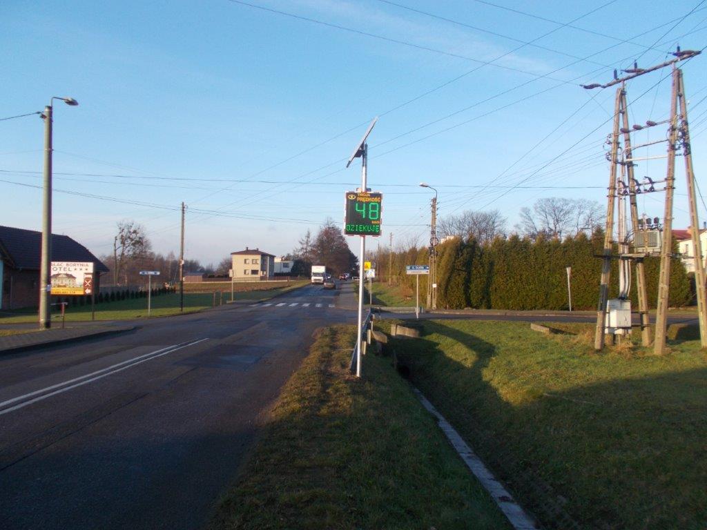 Zdjęcie przedstawia tablicę z wyświetlaczem prędkości.