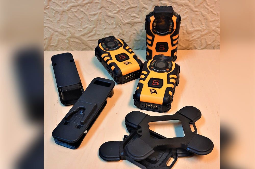 Zdjęcie przedstawia kamery i akcesoria montażowe.