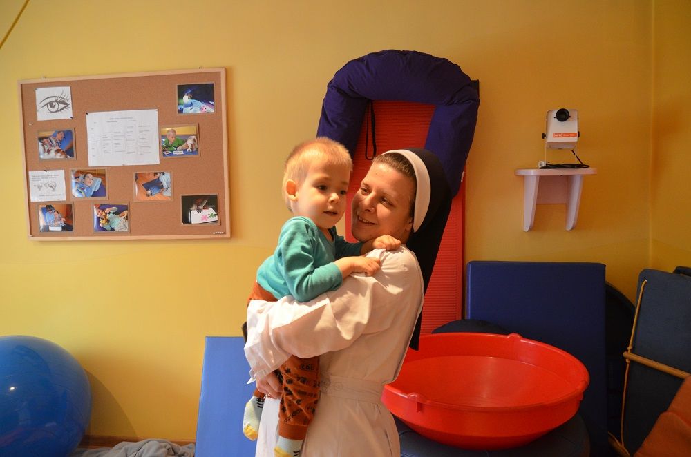 siostra Agnieszka Milewska i podopieczny zakładu Betlejem