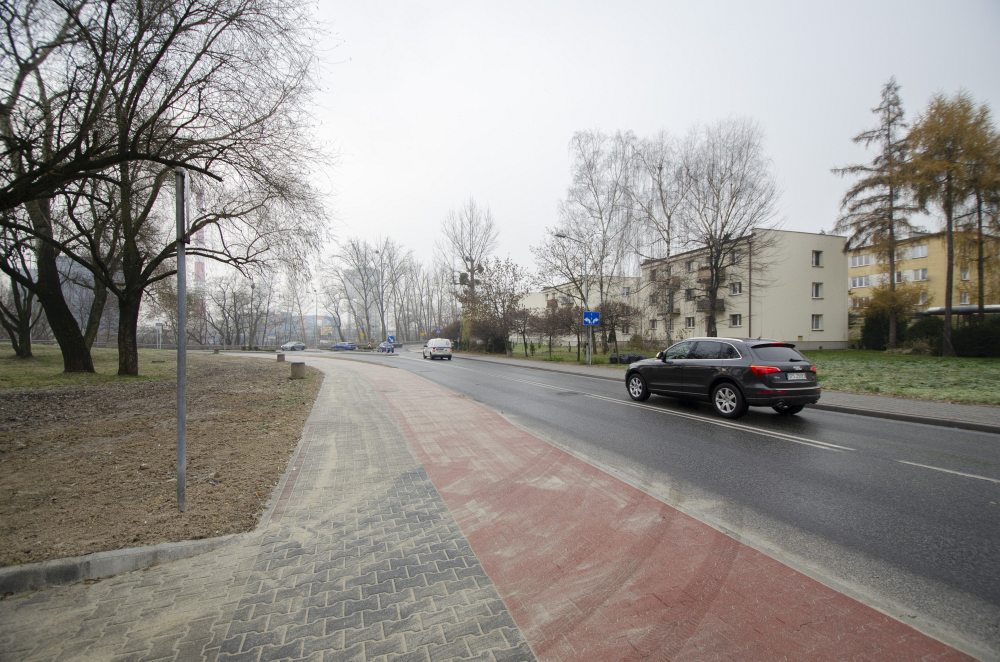 Ścieżka i chodnik - widok w stronę skrzyżowania z ul. Armii Krajowej.