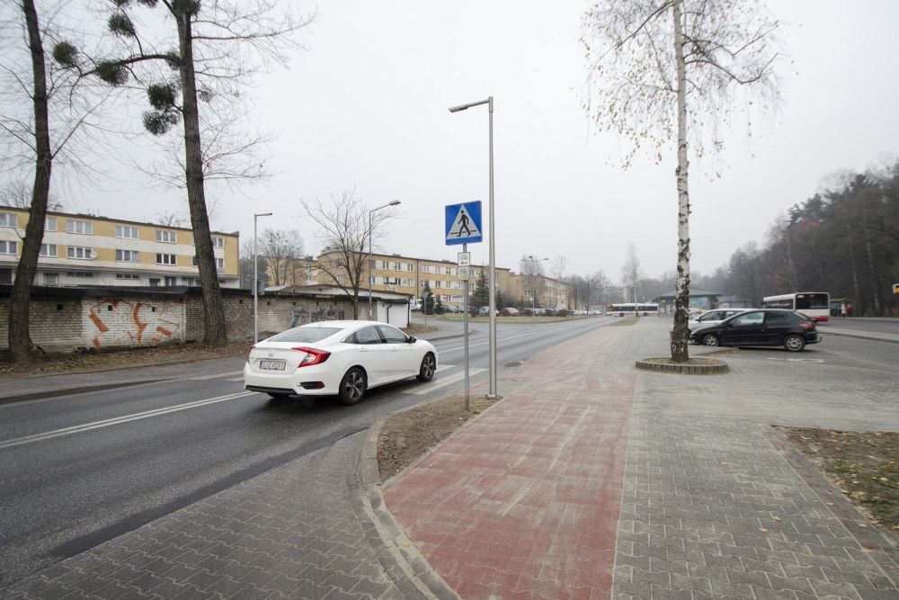 Ścieżka rowerowa przy ul. Broniewskiego - widok na skrzyżowanie z ul. Kościuszki.