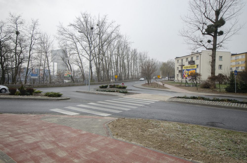 Rejon przejścia dla pieszych przy skrzyżowaniu ulic Broniewskiego i Armii Krajowej.