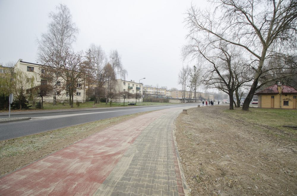 Ścieżka i chodnik wzdłuż ulicy Broniewskiego.