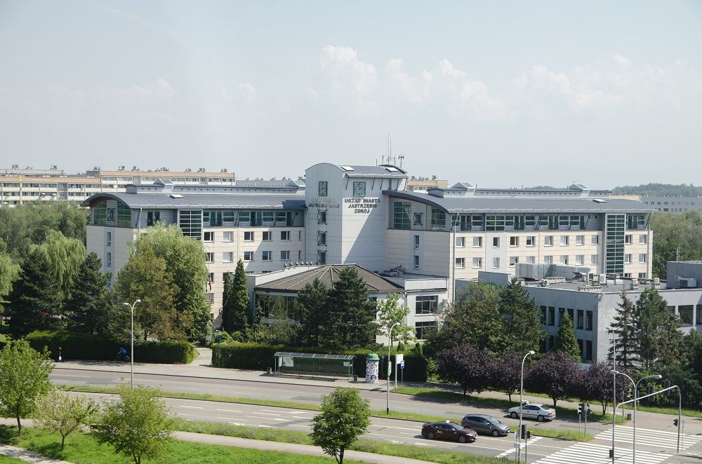 Fotografia budynku jastrzębskiego urzędu z lotu ptaka