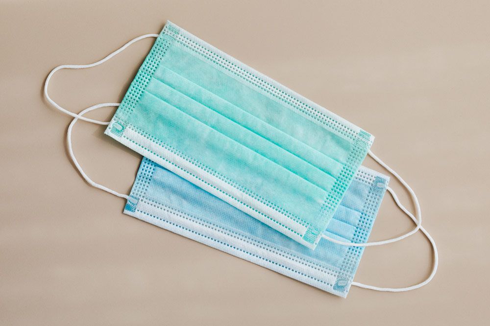 Zdjęcie przedstawia maseczki ochronne na twarz.