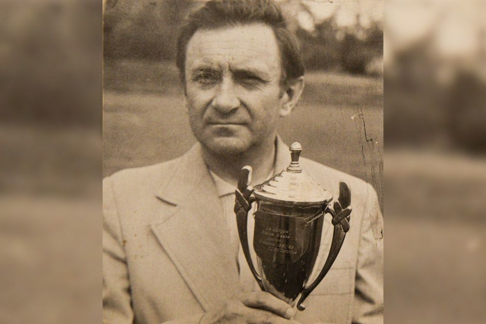 Zdjęcie archiwalne - Jan Jadczyk trzyma w rękach puchar.