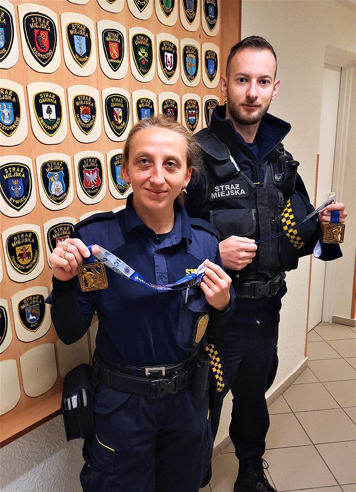 Na zdjęciu Barbara Piwiszkis i Paweł Domaszk pozują z medalami.