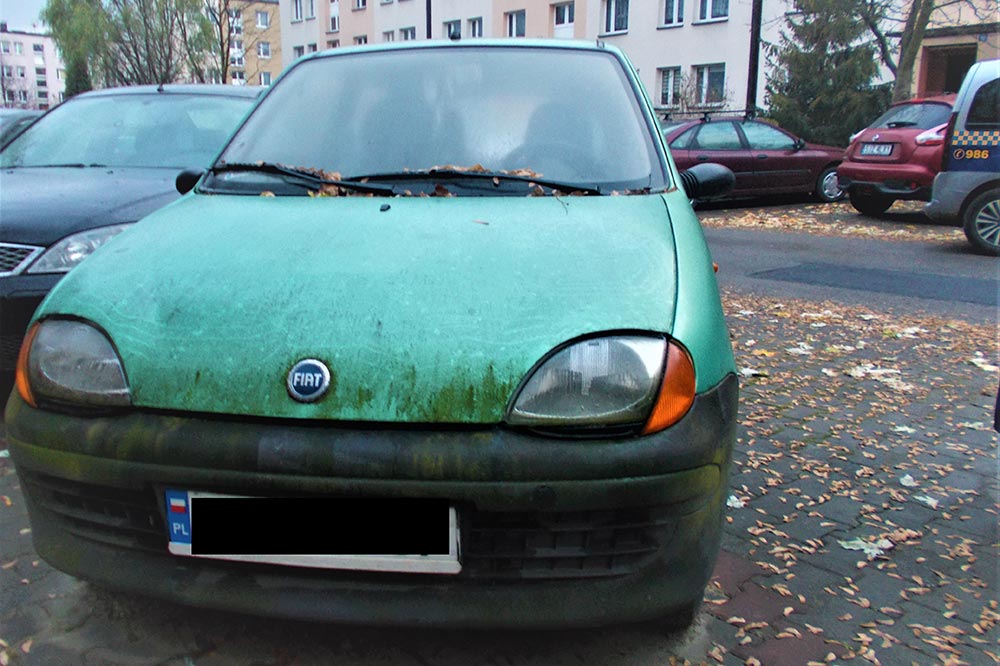 Na zdjęciu zielony pojazd przed usunięciem.
