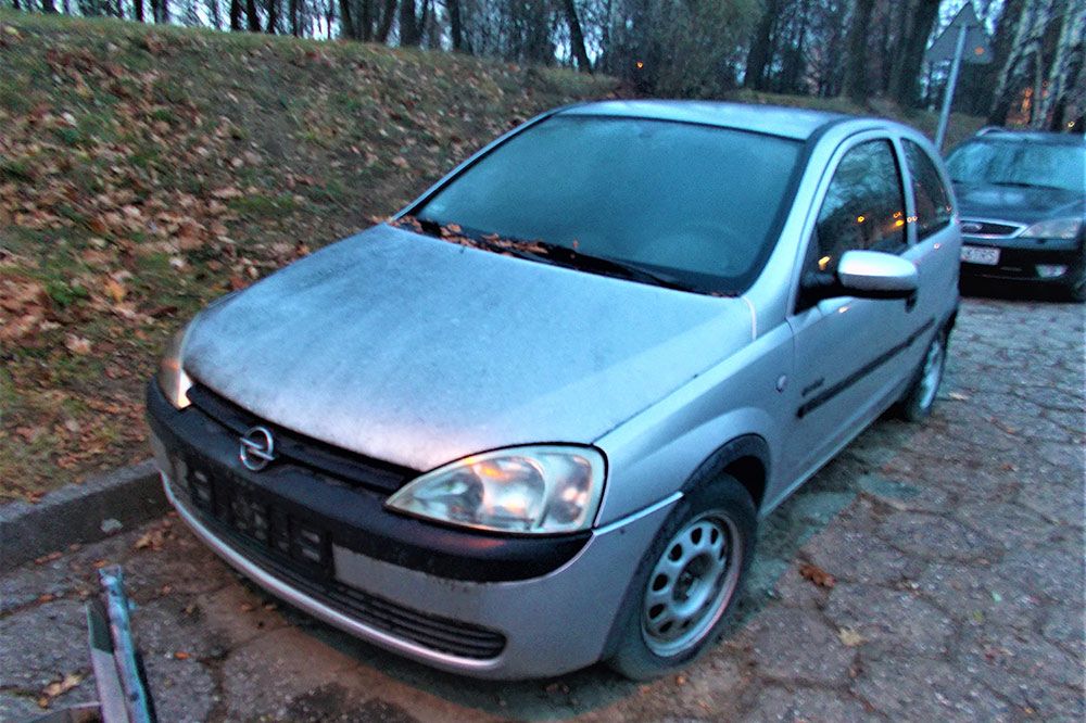 Na zdjęciu srebrny pojazd przed usunięciem.