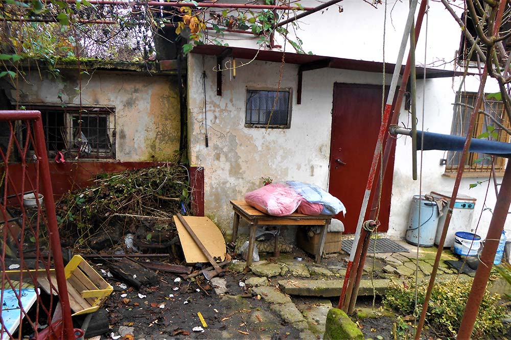 Zdjęcie starej altany.