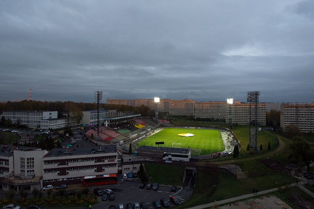 Zdjęcie stadionu wykonane z jednego z bloków przy ul. Zielonej.