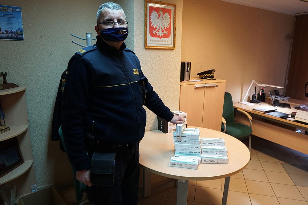 Zdjęcie - Strażnik Miejski prezentuje zakupione testy.