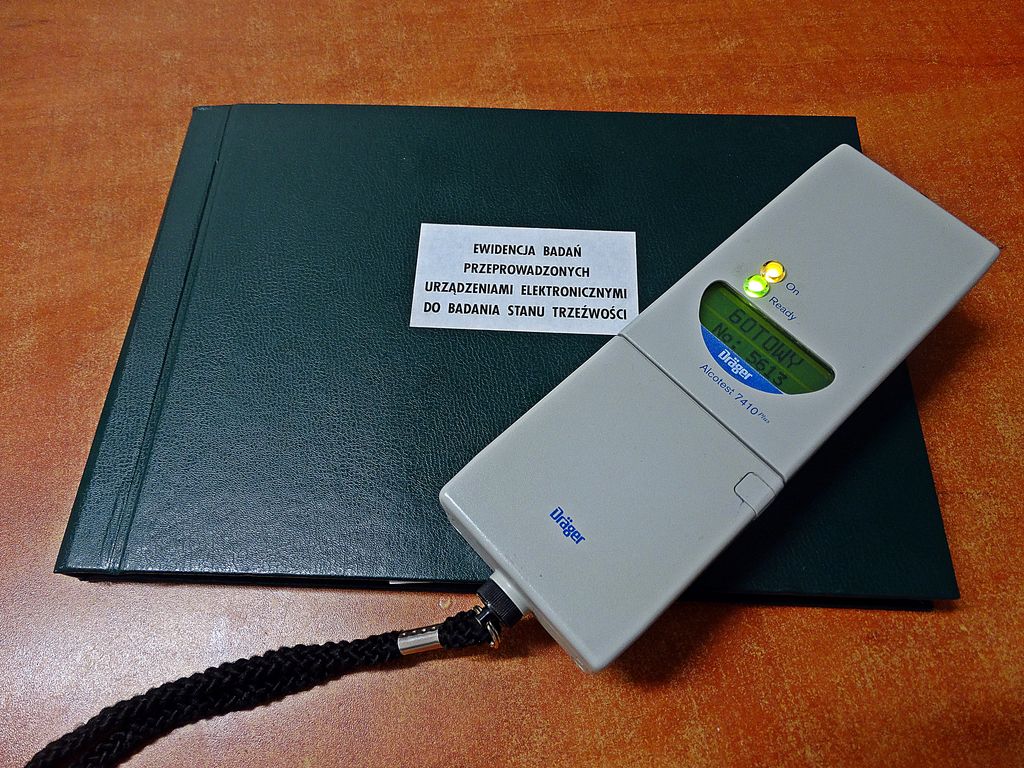 Teczka: ewidencja badań przeprowadzonych urządzeniami elektronicznymi do badania stanu trzeźwości, na niej alkomat