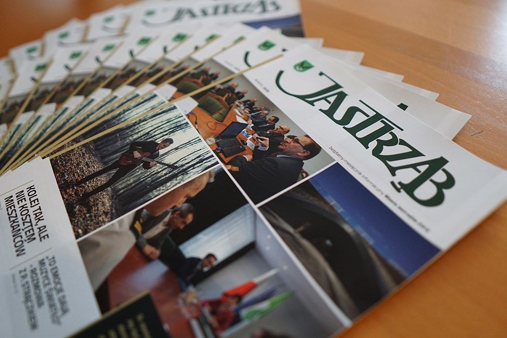 Kilka egzemplarzy gazety "Jastrząb" wyłożonych na stole
