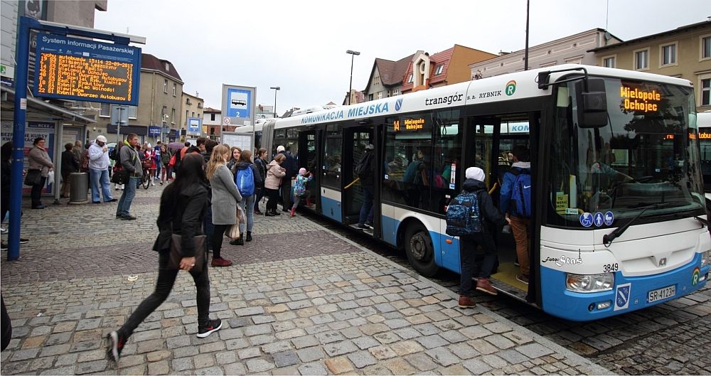 Autobus, z którego wysiadają ludzie