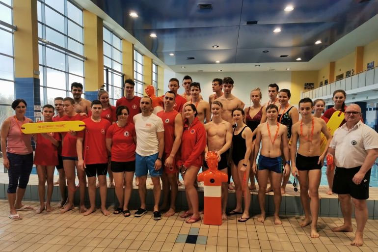 Ratownictwo wodne w "Korfantym" Uczniowie klas objętych patronatem - zdjęcie grupowe