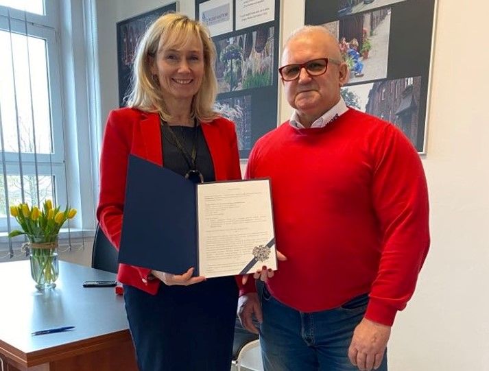 Ratownictwo wodne w "Korfantym" Dyrektor szkoły i dyrektor WOPR podczas podpisania umowy.
