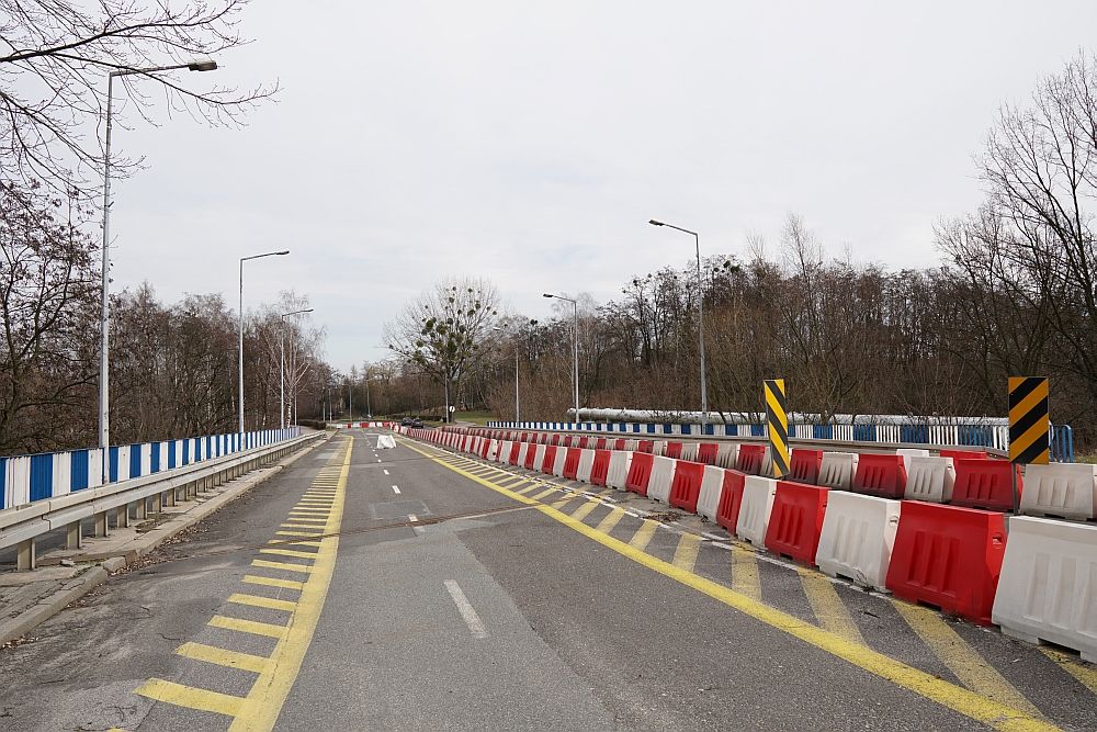 Wiadukt w obecnym stanie - z wydzielonym jednym pasem ruchu