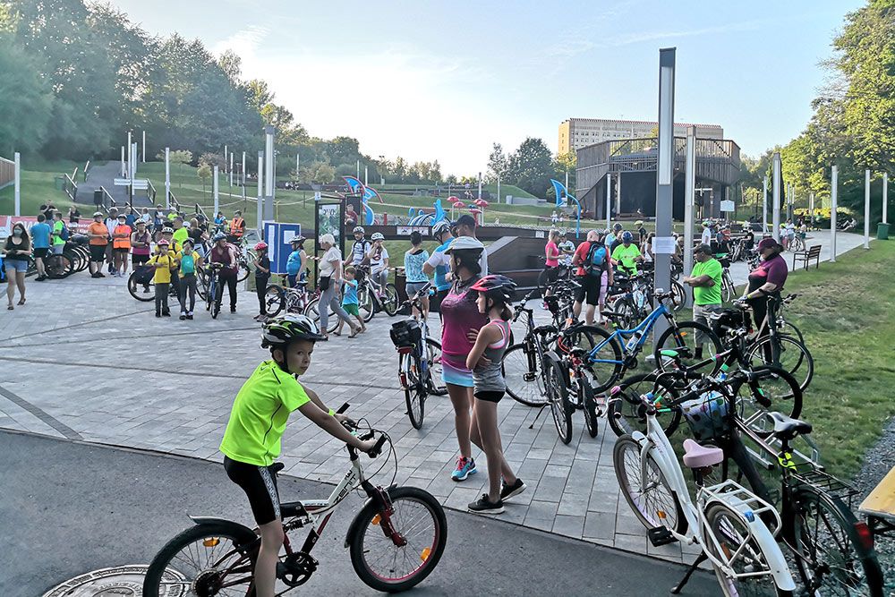 Zdjęcie uczestników rajdu przed startem.