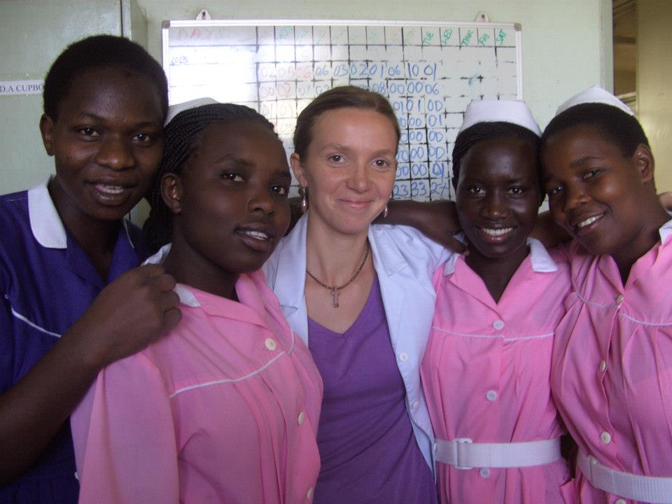 Jastrzębiankę Danutę Abalo w szpitalu pomiędzy ugandyjskimi pielęgniarkami