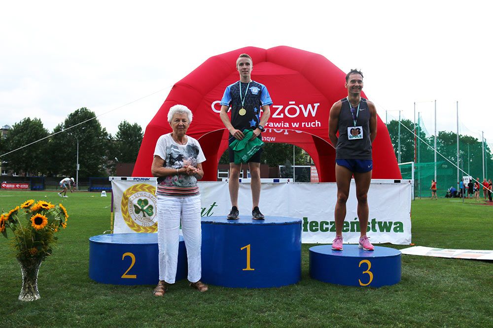 Łukasz Urbanek na podium.