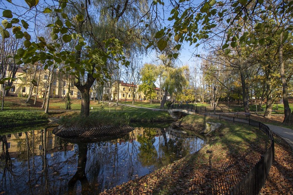 stawy w parku przy ulicy Żeromskiego, Hotel Dąbrówka w tle