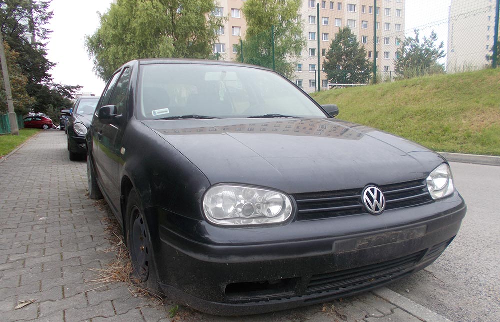 Wrak stojący przy ulicy.