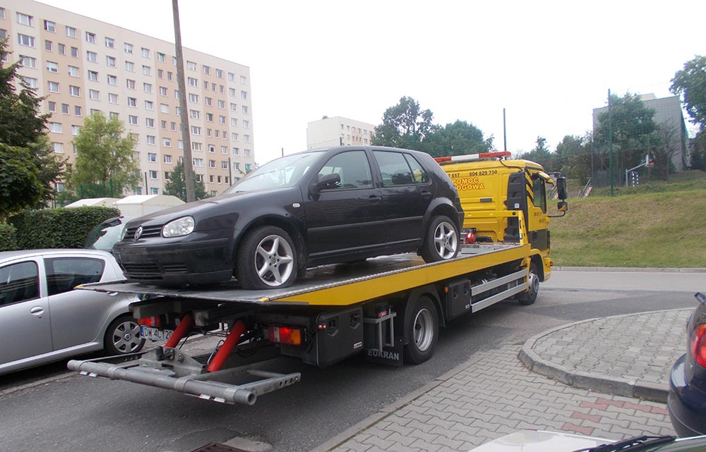 Wrak samochodu na lawecie.