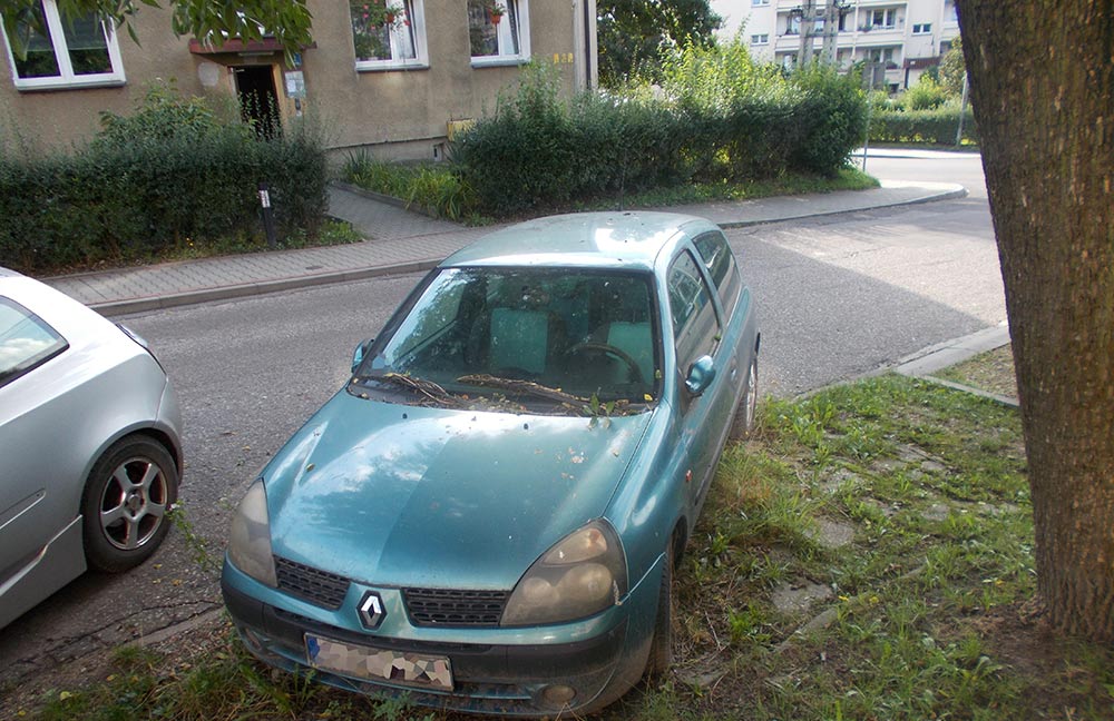 Wrak stojący przy ulicy.