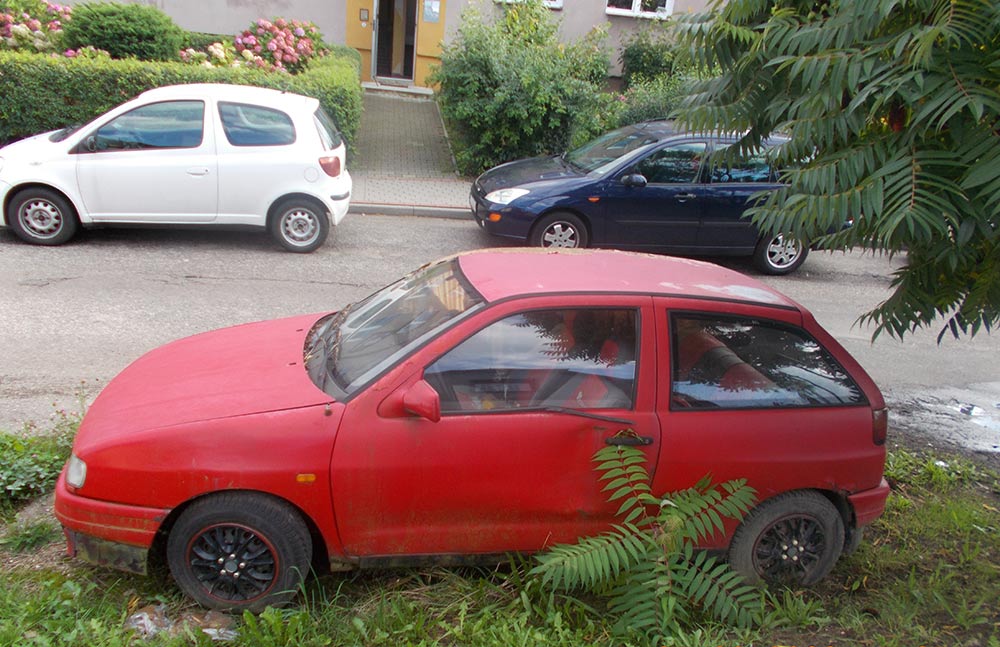 Wrak stojący przy ulicy.