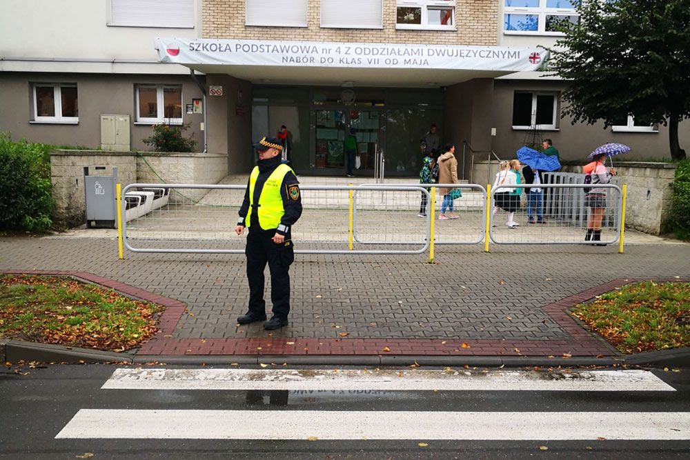 Strażnik Miejski przy przejściu dla pieszych przed szkołą.