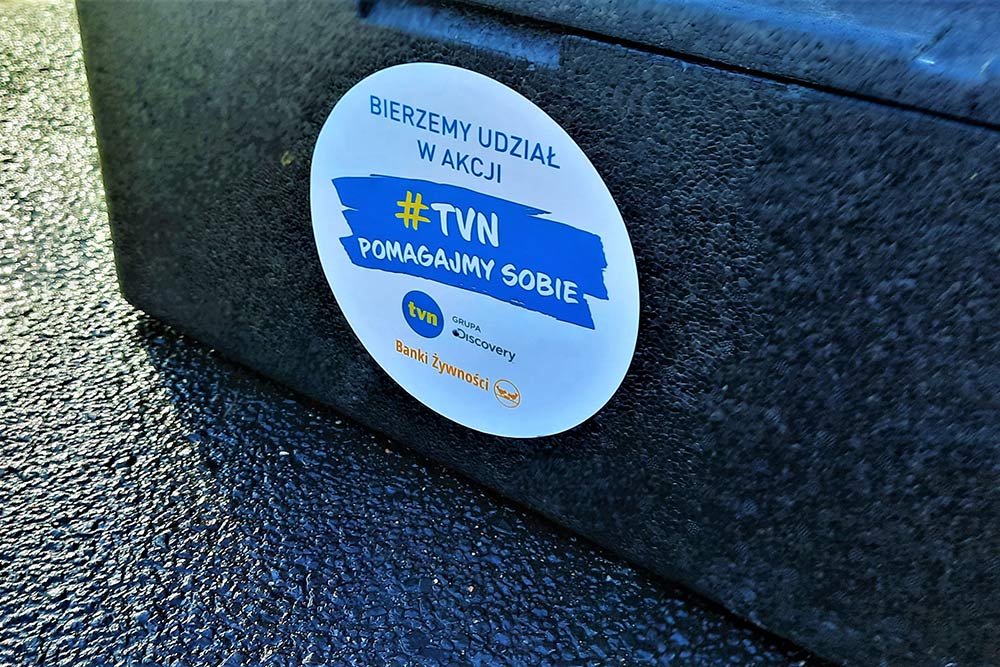 Zdjęcie przedstawia pojemnik z logotypami akcji.