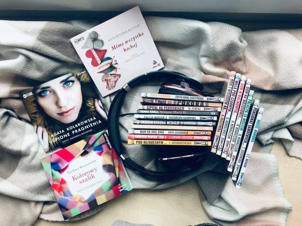 Zdjęcie poglądowe: stos audiobooków
