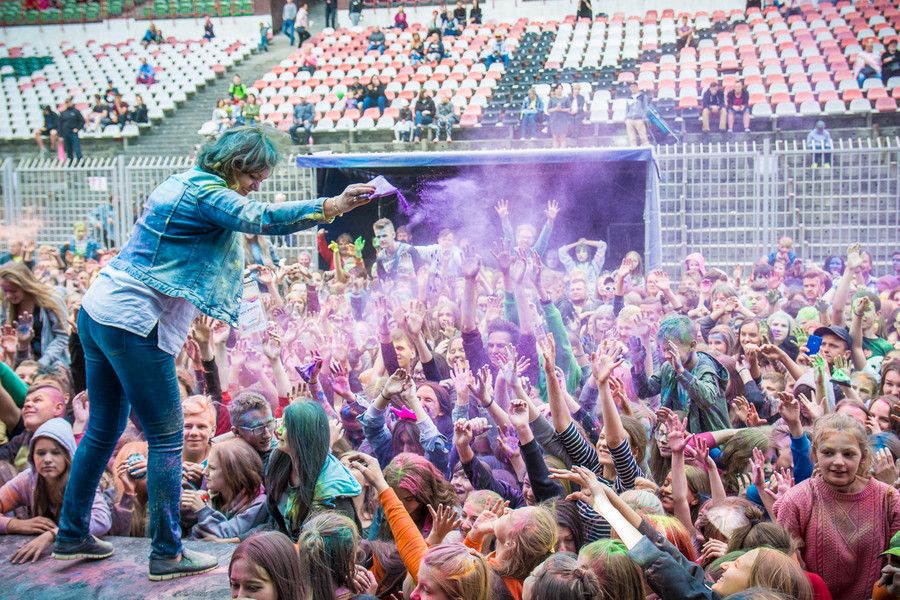 Zdjęcie z festiwalu explozja kolorów - Zofia Florek, dyrektor MOSiR-u posypuje tłum barwnym proszkiem