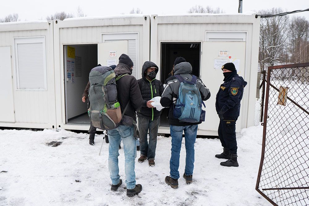 Zdjęcie przedstawia osoby korzystające z bezpłatnych posiłków.