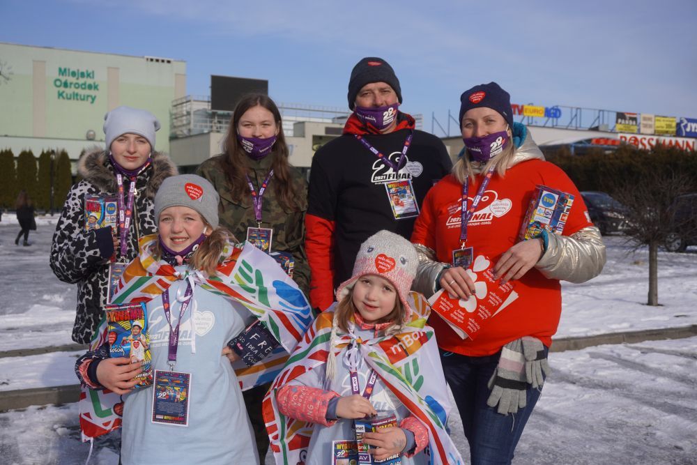 Grupa wolontariuszy przed Kinem Centrum