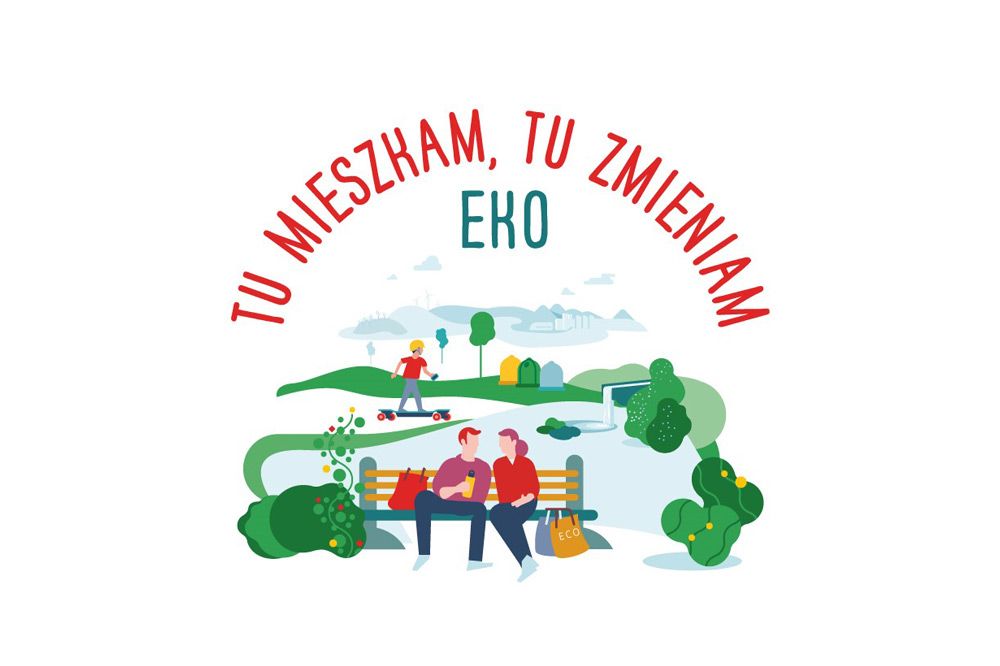 Przedstawia parę siedzącą na ławce wśród zielonego otoczenia i ekologicznych rozwiązań np. eko-torby.