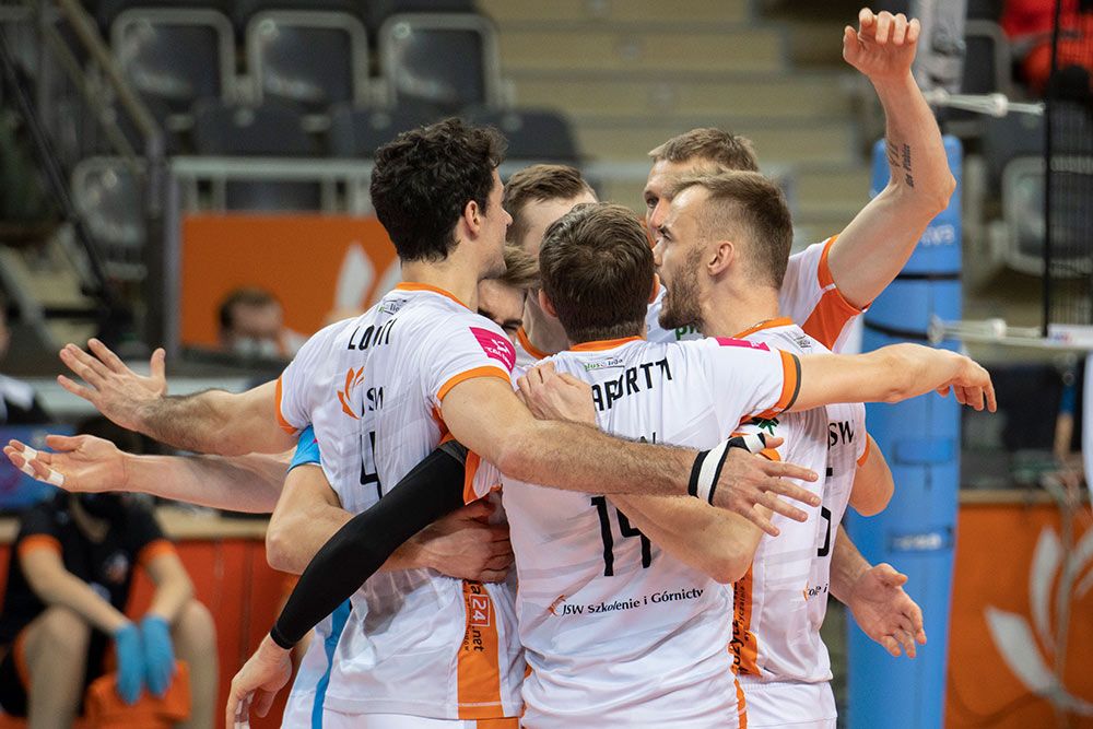 Przedstawia radość drużyny po zdobyciu punktu.