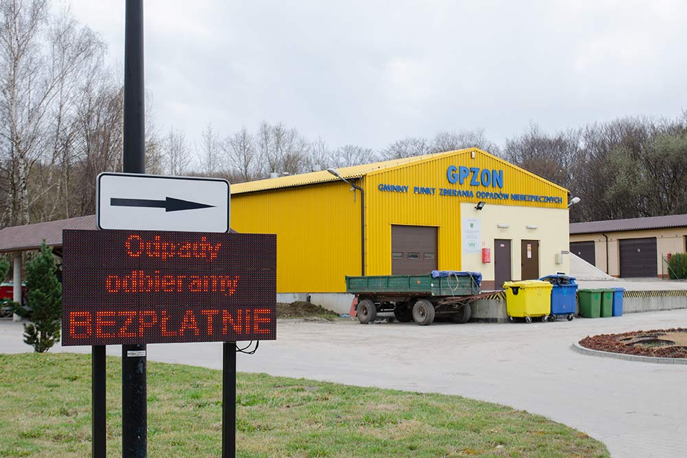 Przedstawia Gminny Punkt Zbierania Odpadów Niebezpiecznych przy ul. Dworcowej.
