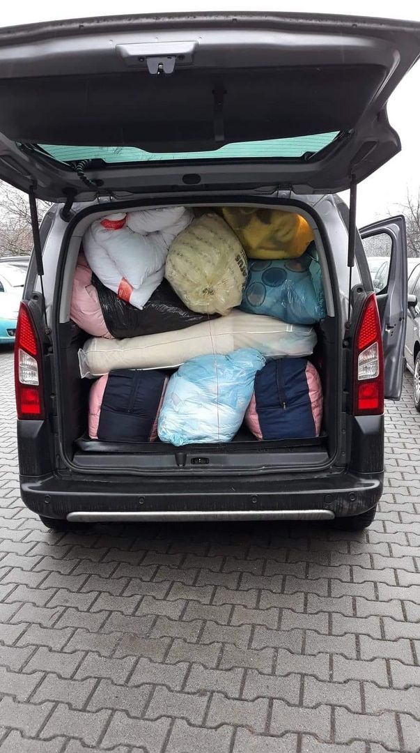 Wnętrze bagażnika, wypełnionego kocami i kołdrami
