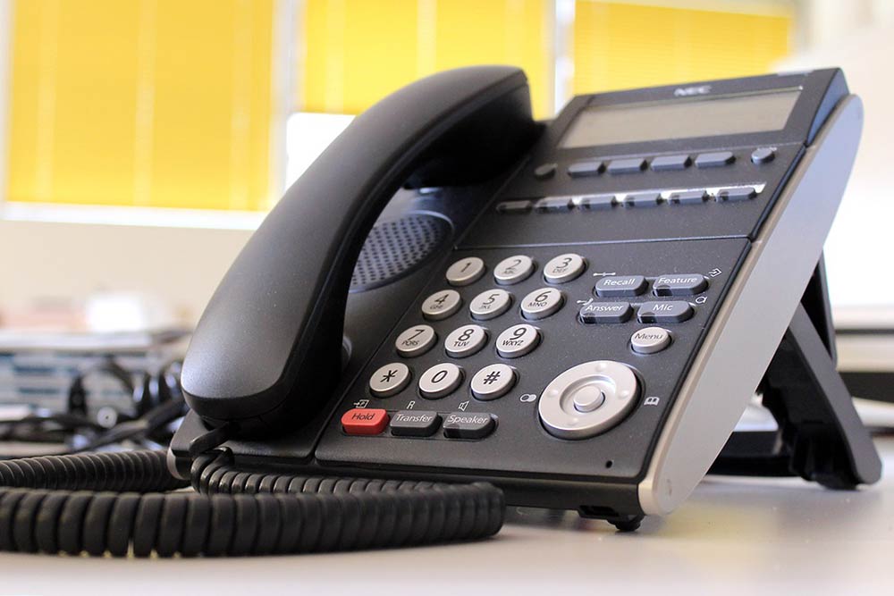 Przedstawia aparat telefoniczny.