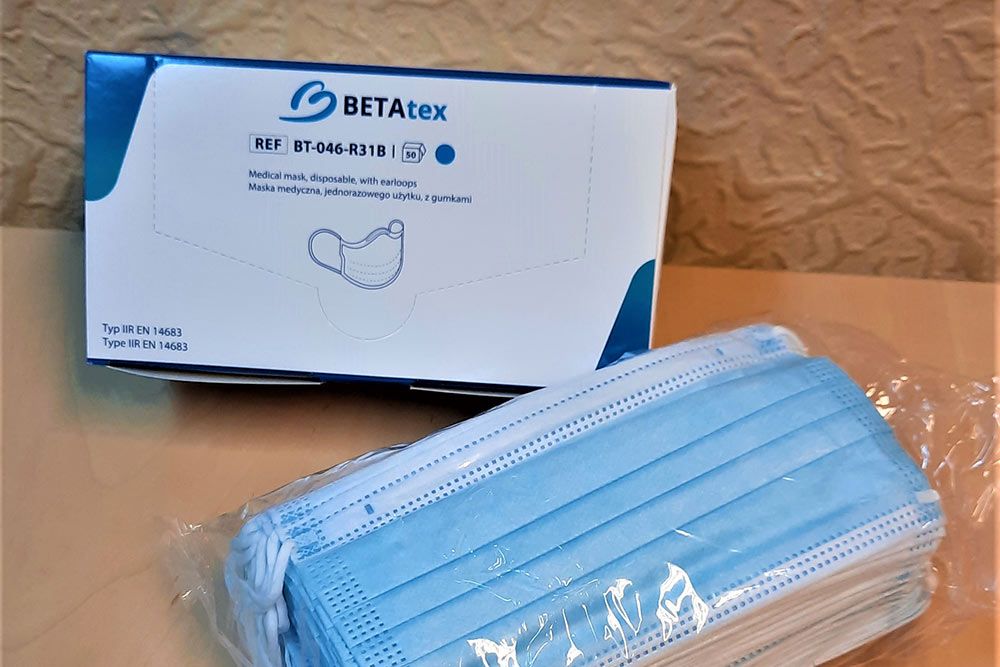 Przedstawia opakowanie zbiorcze oraz pojedyncze maseczki.