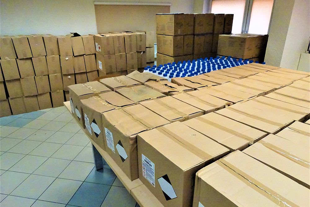 Pudełka ze środkami ochrony osobistej.