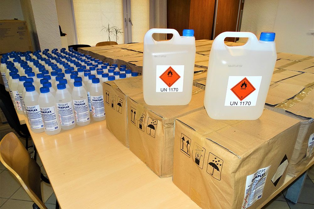 Kanistry z płynem do dezynfekcji.