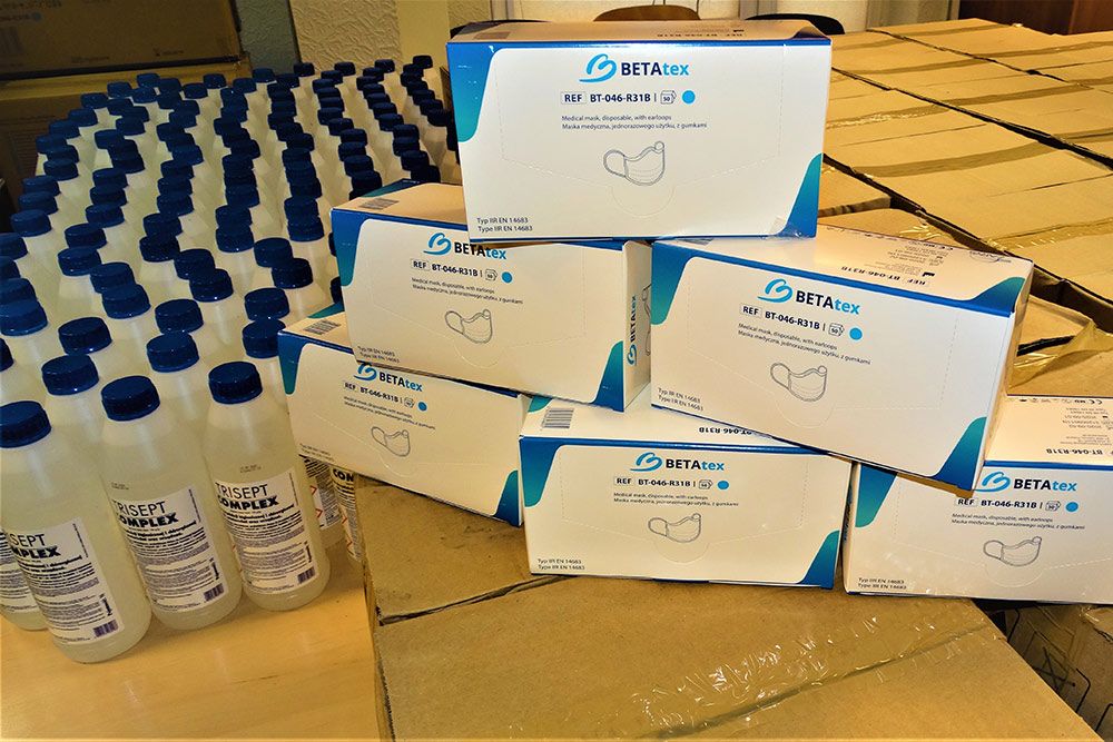 Przedstawia pudełka z materiałami ochrony osobistej.