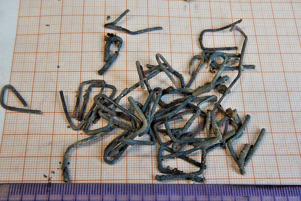 Przedstawia metalowe elementy znalezione w palenisku.