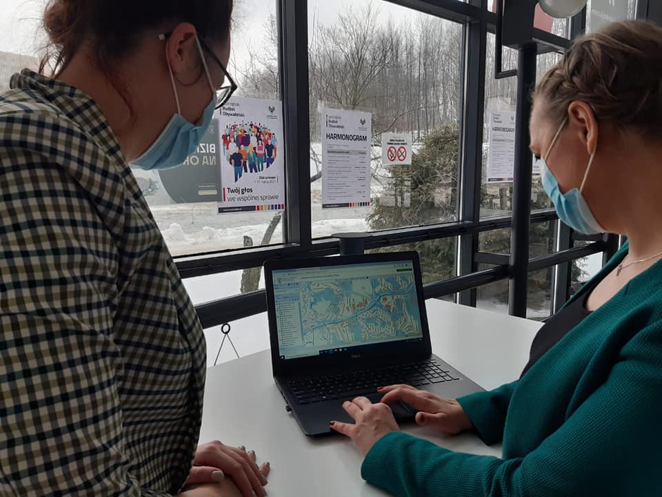 2 kobiety sprawdzają na laptopie plan zagospodarowania przestrzennego